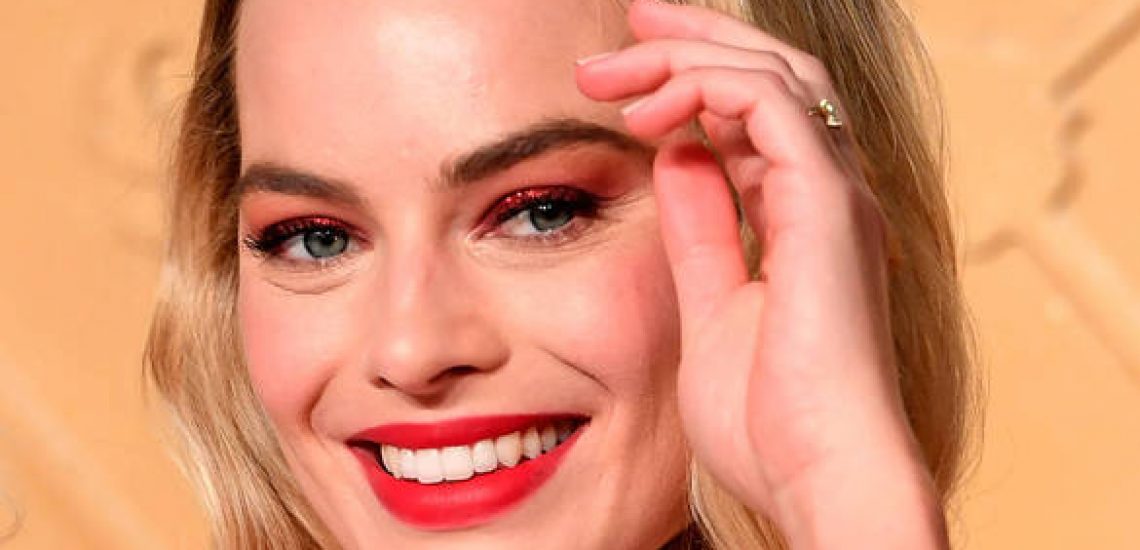 Margot Robbie usa joia dos anos 30 para ir ao Oscar - OFuxico