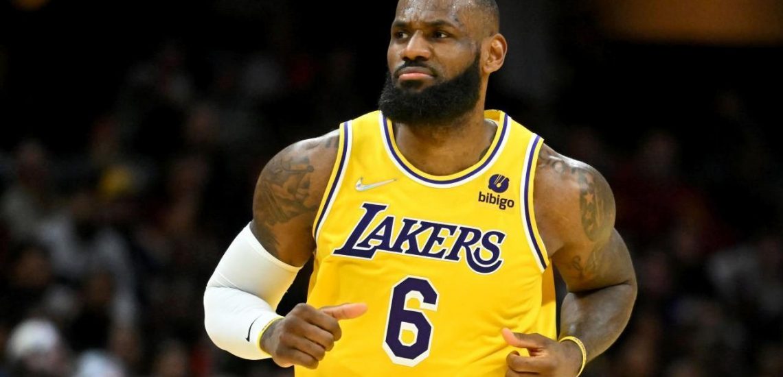 LeBron James renova com o Los Angeles Lakers e torna-se o atleta