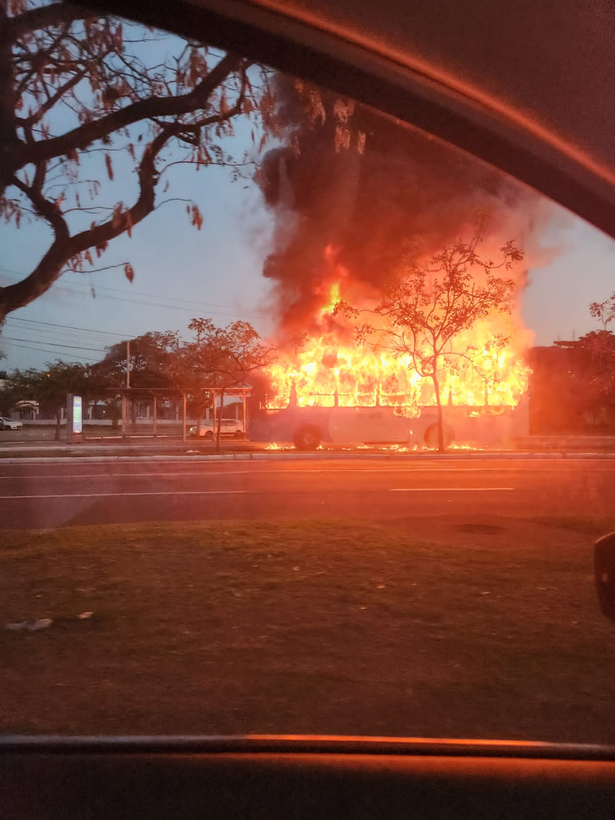 foto incêndio ônibus praça do papa enseada do suá