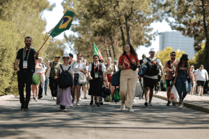 Em todas as Jornadas Mundiais da Juventude (JMJ), os jovens são convidados a peregrinar até ao local da Vigília.