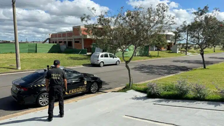 Policiais federais realizam operação de combate a crime de desvio de recursos públicos/PF