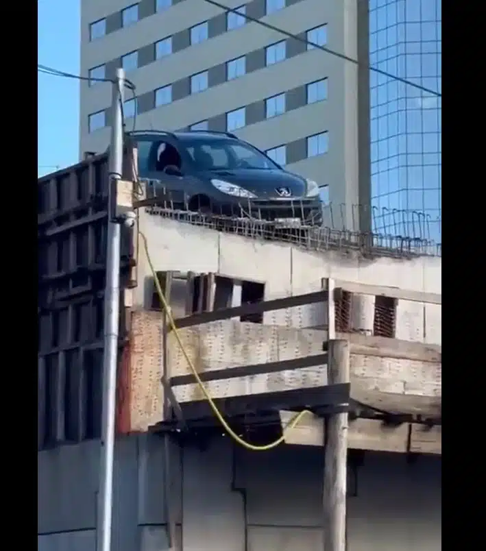 carro-em-viaduto-de-cariacica