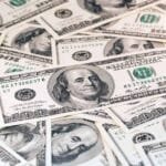 Dólar fecha abaixo de R$ 5 pela 1ª vez em mais de dois anos