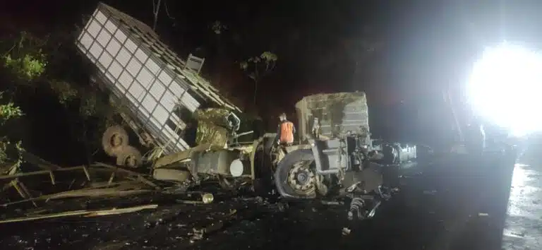 Acidente entre carreta e caminhão na BR 259 entre Colatina e Baixo Guandu. foto PRF 01