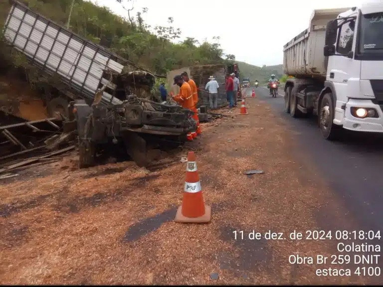 Acidente entre carreta e caminhão na BR 259 entre Colatina e Baixo Guandu. foto PRF 010