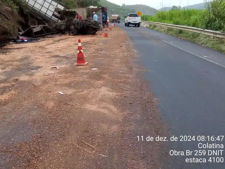 Acidente entre carreta e caminhão na BR 259 entre Colatina e Baixo Guandu. foto PRF 011