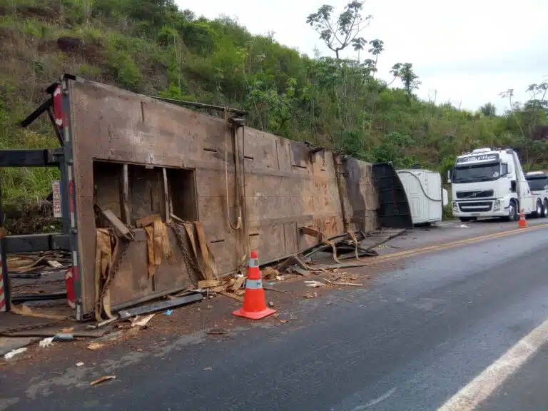 Acidente entre carreta e caminhão na BR 259 entre Colatina e Baixo Guandu. foto PRF 012