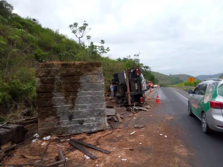 Acidente entre carreta e caminhão na BR 259 entre Colatina e Baixo Guandu. foto PRF 013