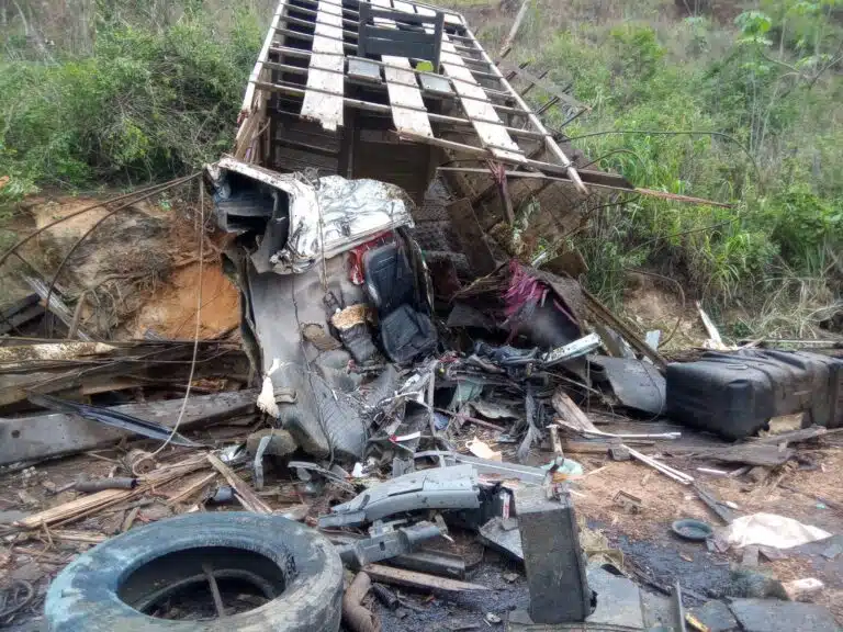 Acidente entre carreta e caminhão na BR 259 entre Colatina e Baixo Guandu. foto PRF 014