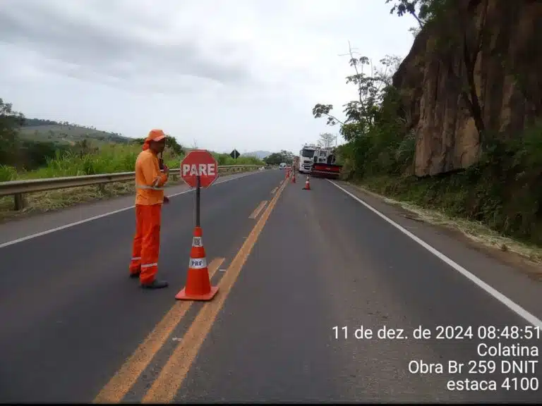 Acidente entre carreta e caminhão na BR 259 entre Colatina e Baixo Guandu. foto PRF 015