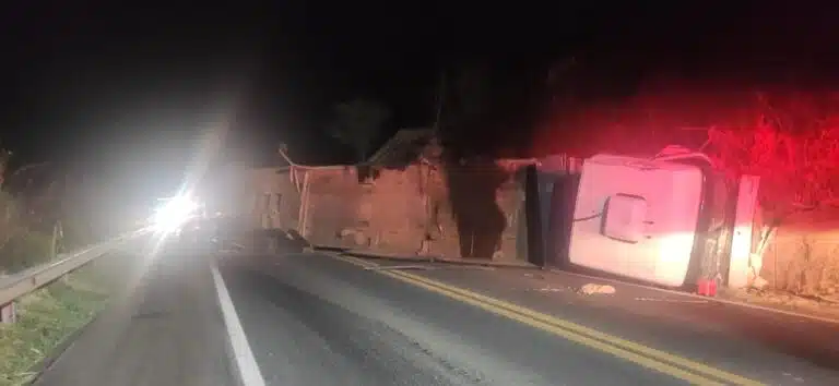 Acidente entre carreta e caminhão na BR 259 entre Colatina e Baixo Guandu. foto PRF 02