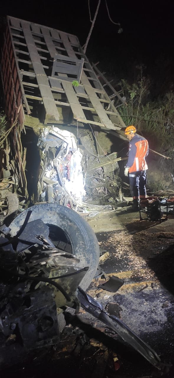 Acidente entre carreta e caminhão na BR 259 entre Colatina e Baixo Guandu. foto PRF 04