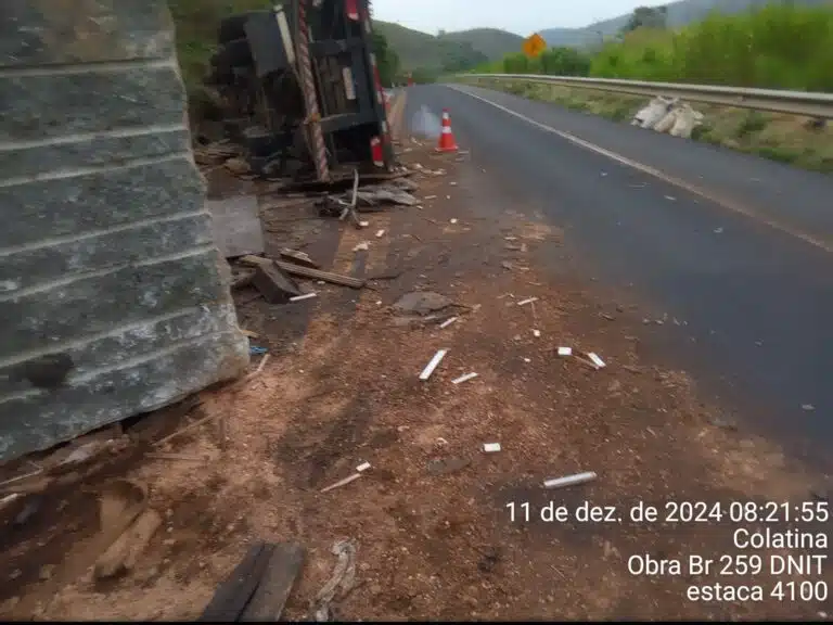 Acidente entre carreta e caminhão na BR 259 entre Colatina e Baixo Guandu. foto PRF 05