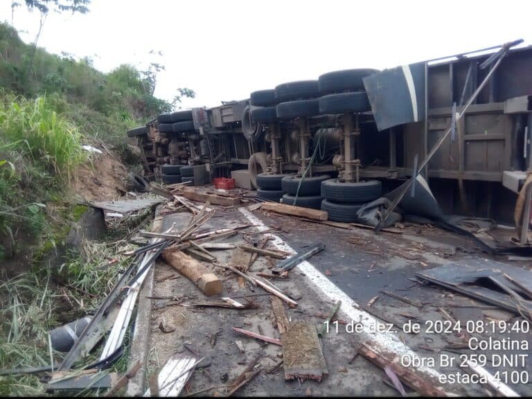 Acidente entre carreta e caminhão na BR 259 entre Colatina e Baixo Guandu. foto PRF 06