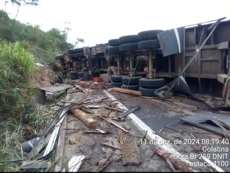 Acidente entre carreta e caminhão na BR 259 entre Colatina e Baixo Guandu. foto PRF 06