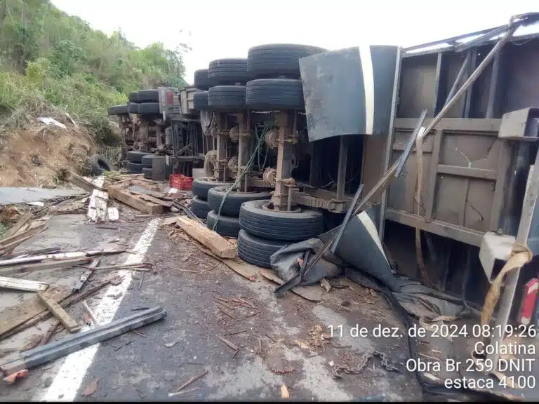Acidente entre carreta e caminhão na BR 259 entre Colatina e Baixo Guandu. foto PRF 07