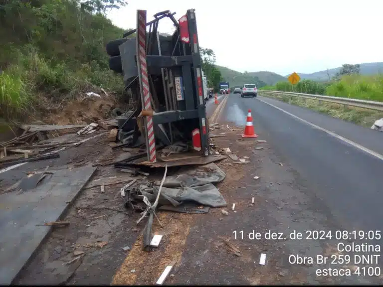Acidente entre carreta e caminhão na BR 259 entre Colatina e Baixo Guandu. foto PRF 08