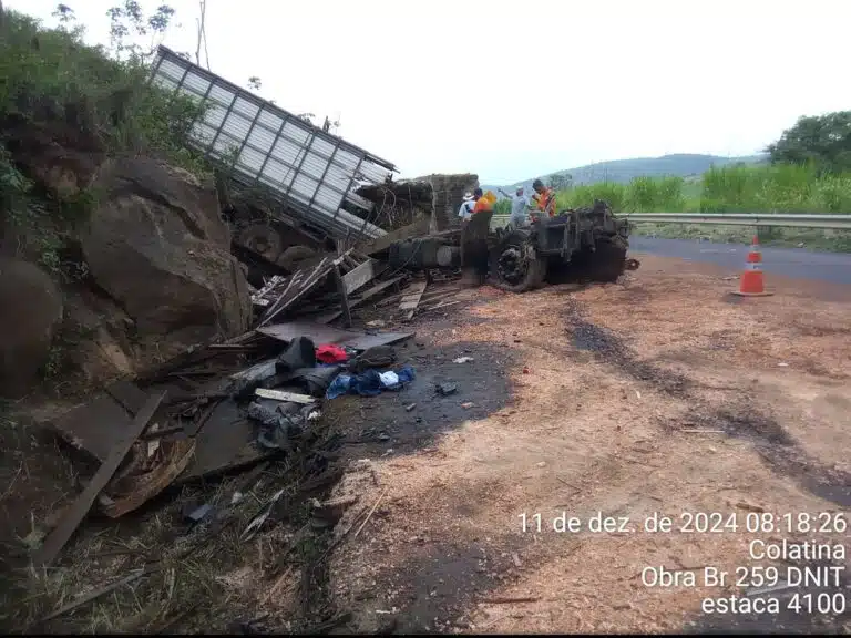 Acidente entre carreta e caminhão na BR 259 entre Colatina e Baixo Guandu. foto PRF 09