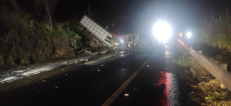 Acidente entre carreta e caminhão na BR 259 entre Colatina e Baixo Guandu. foto PRF