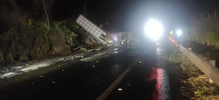 Acidente entre carreta e caminhão na BR 259 entre Colatina e Baixo Guandu. foto PRF