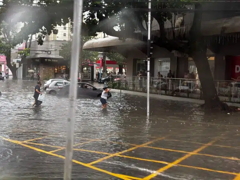 Ruas alagadas na Praia do Canto | Foto: Bento Fiorio
