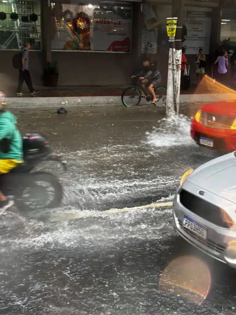 Ruas alagadas na Praia do Canto | Foto: Bento Fiorio