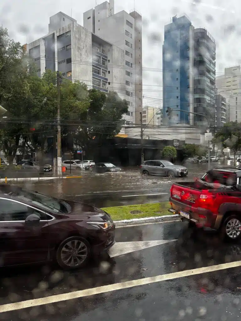 Ruas alagadas na Praia do Canto | Foto: Bento Fiorio