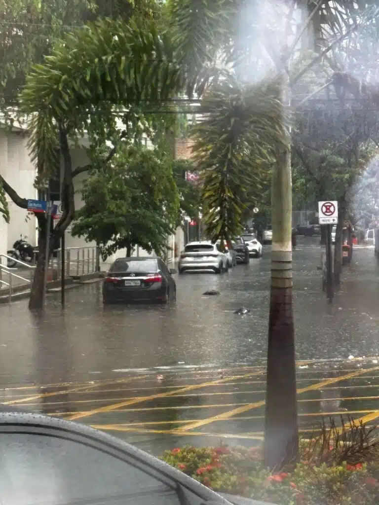 Ruas alagadas na Praia do Canto | Foto: Bento Fiorio