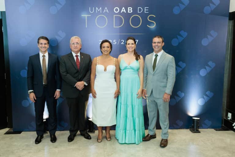 Diretoria da OAB-ES: tesoureiro José Antônio Neffa Júnior, Vice-presidente Carlos Augusto da Motta Leal, a presidente  Érica Neves, Secretária-geral adjunta Camila Brunhara Biazati Helal e Secretário-geral Eduardo Santos Sarlo