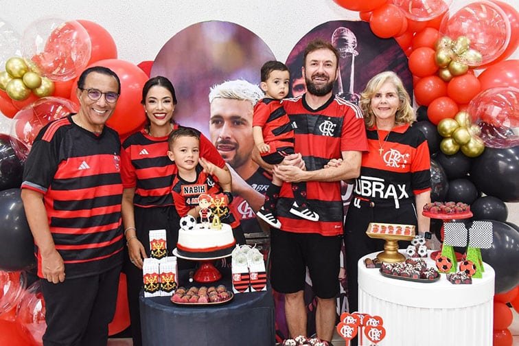 Vovô Nabih El Aouar, a mãe Sumaya, o aniversriante Nabih, o pai Nísio Hoffmann com o caçula Amim e a avó Lilia Mameri El Aouar