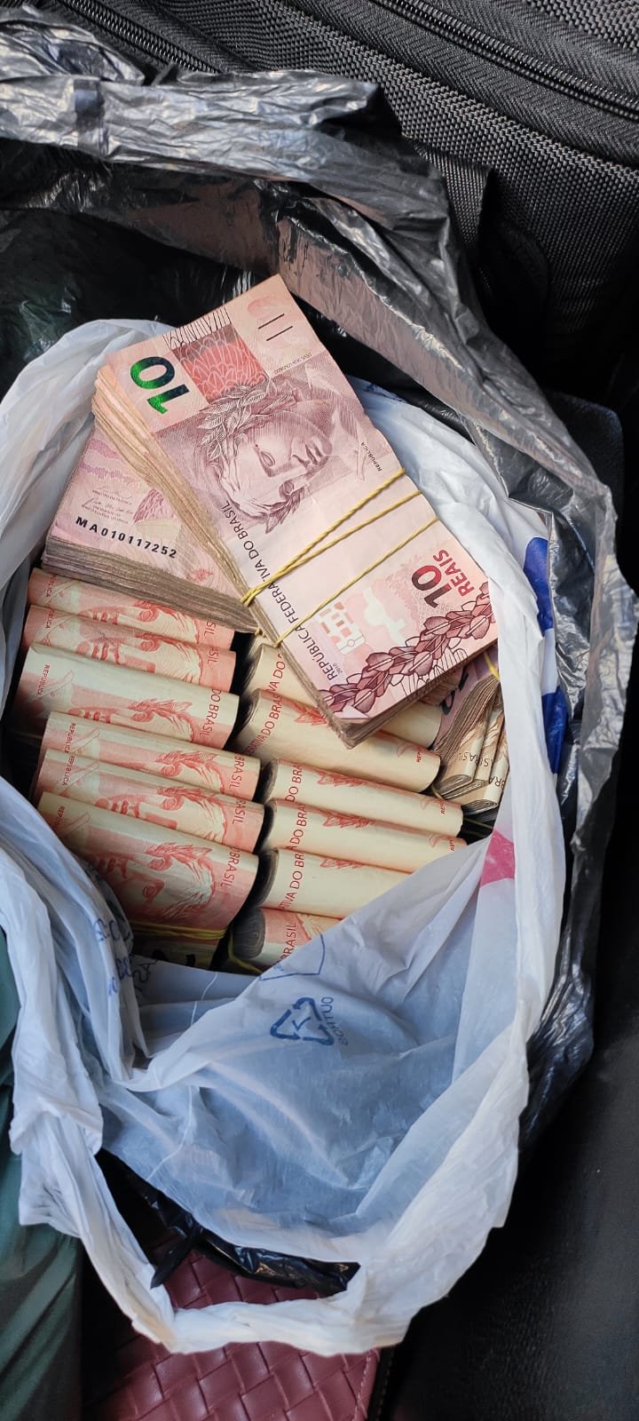 Homem é detido com mais de R$ 170 mil em espécie em Vitória 02