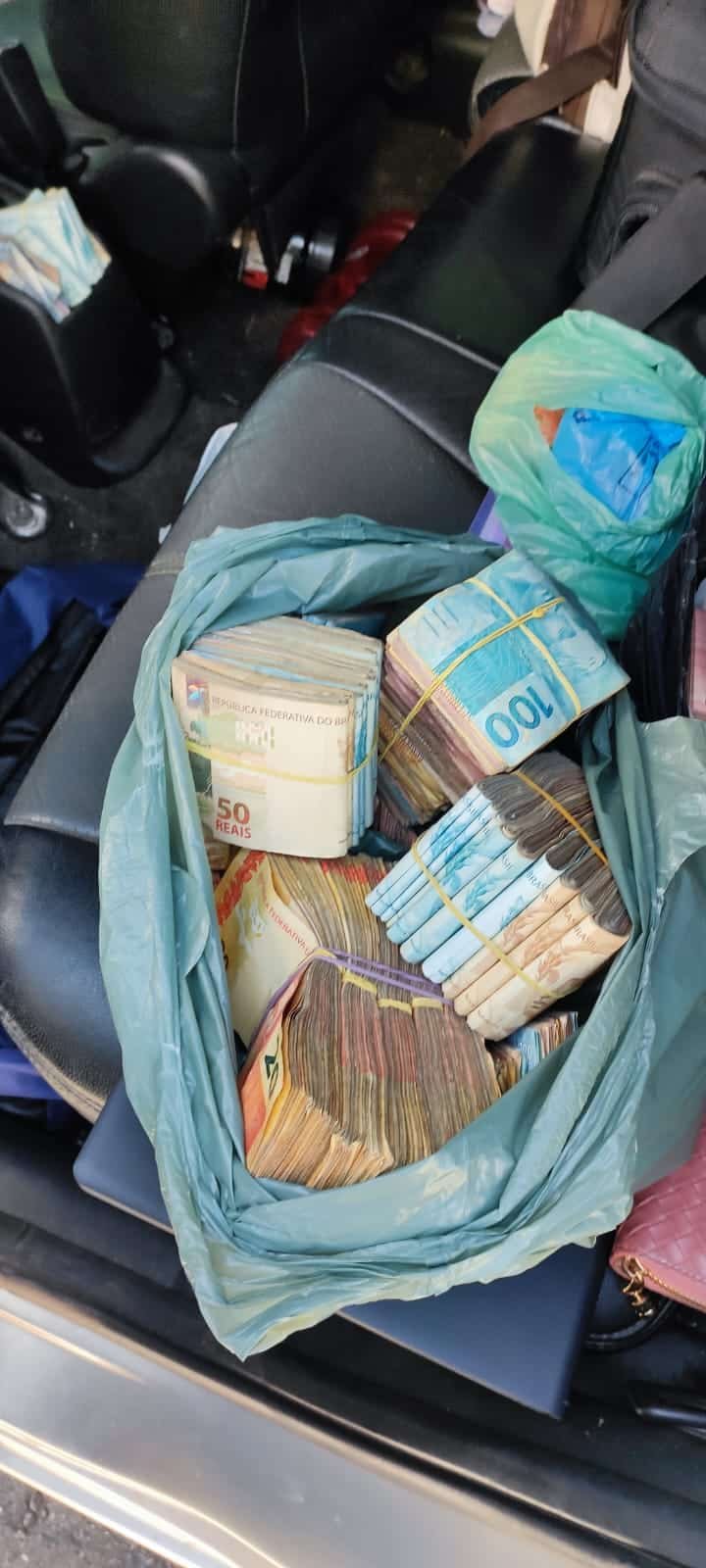 Homem é detido com mais de R$ 170 mil em espécie em Vitória 033