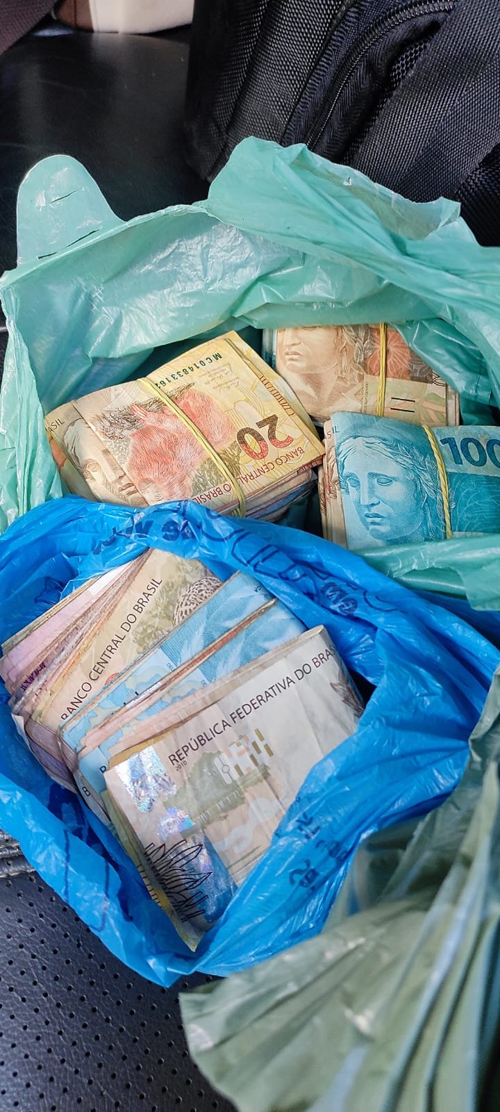 Homem é detido com mais de R$ 170 mil em espécie em Vitória 04