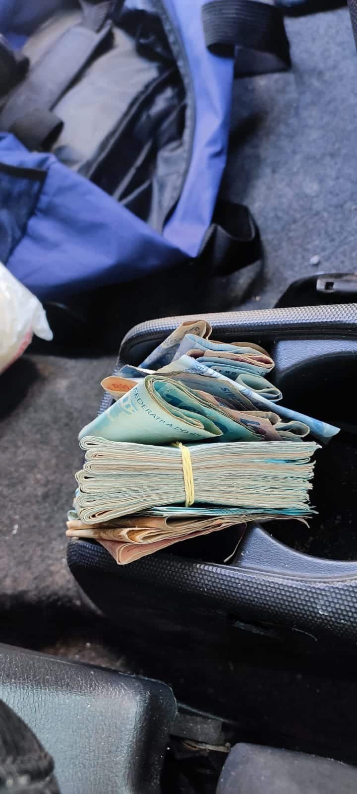 Homem é detido com mais de R$ 170 mil em espécie em Vitória 07