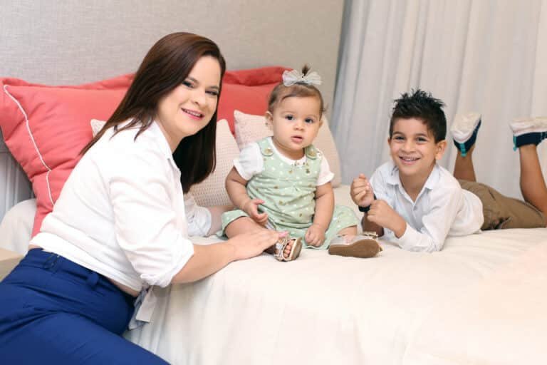 Raiane Barroso Vieira ao lado de seus filhos, Helena Vieira Assis e Henrique Vieira Assis.