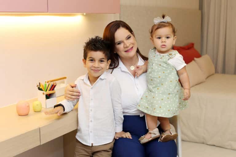 Raiane Barroso Vieira ao lado de seus filhos, henrique Vieira Assis e Helena Vieira Assis.