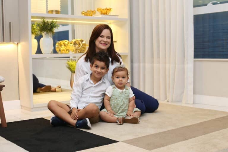 Raiane Barroso Vieira ao lado de seus filhos, Helena Vieira Assis e Henrique Vieira Assis.