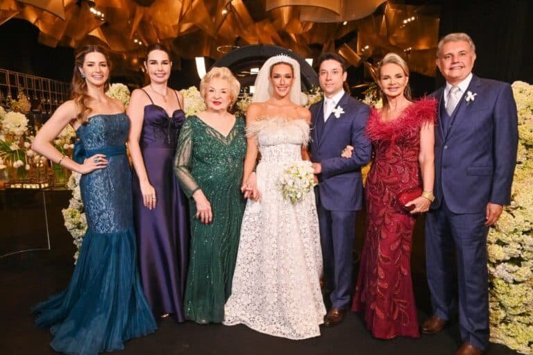 Vickie e João com Suzane e Jules White, Marcina Chiabay, Cindy e Ingrid White, pais, avó e irmãs da noiva.