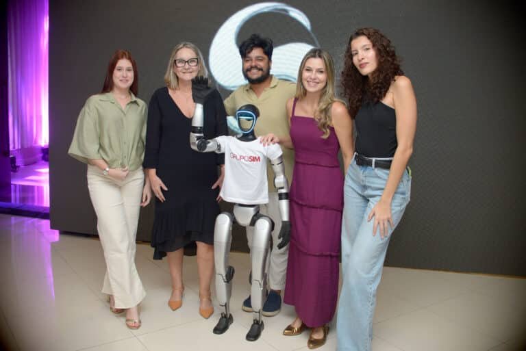 A diretora de Marketing, Alessandra Marques com sua Equipe: Bruna Dias, Lia Mônica, Rodrigo Dias  e Ariela Marins.