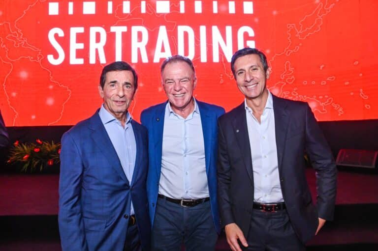 Alfredo de Goeye, presidente da Sertrading, Renato  Casagrande, governador do ES, e Luciano Sapata, vice-presidente da Sertrading.