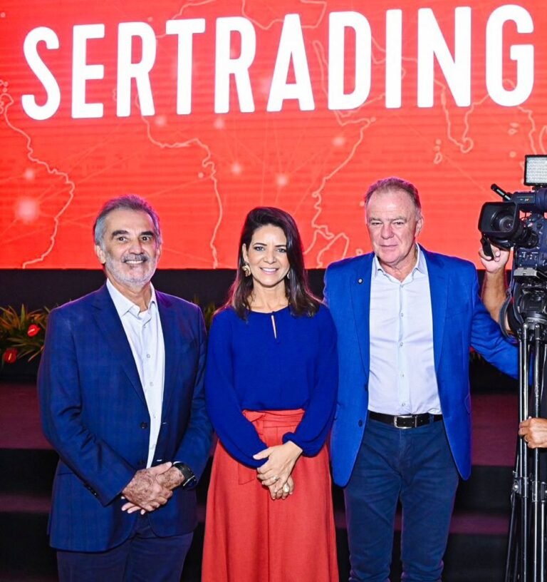 Sidemar Acosta, presidente do Sindiex, Giselle Alves, diretora comercial do Grupo Sim, e o Governador Renato Casagrande.
