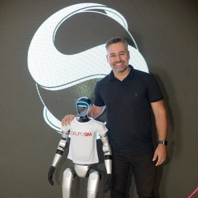 Leonardo Paulo, CEO da PromoFi e o Robô Sim