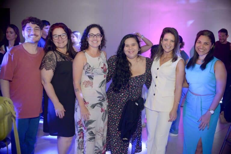 A diretora comercial Giselle Alves com a Equipe MP Publicidade