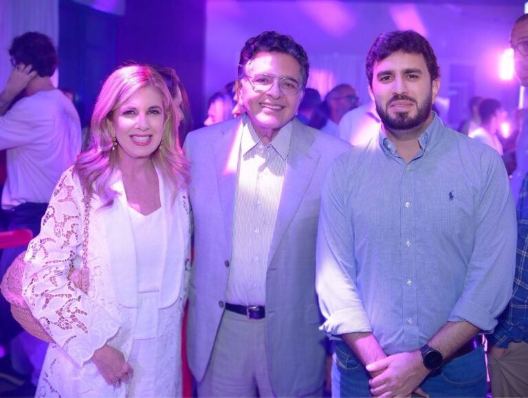 A colunista Claudia Louzada, o acionista Walter Cavalcante e o presidente João Resegue.