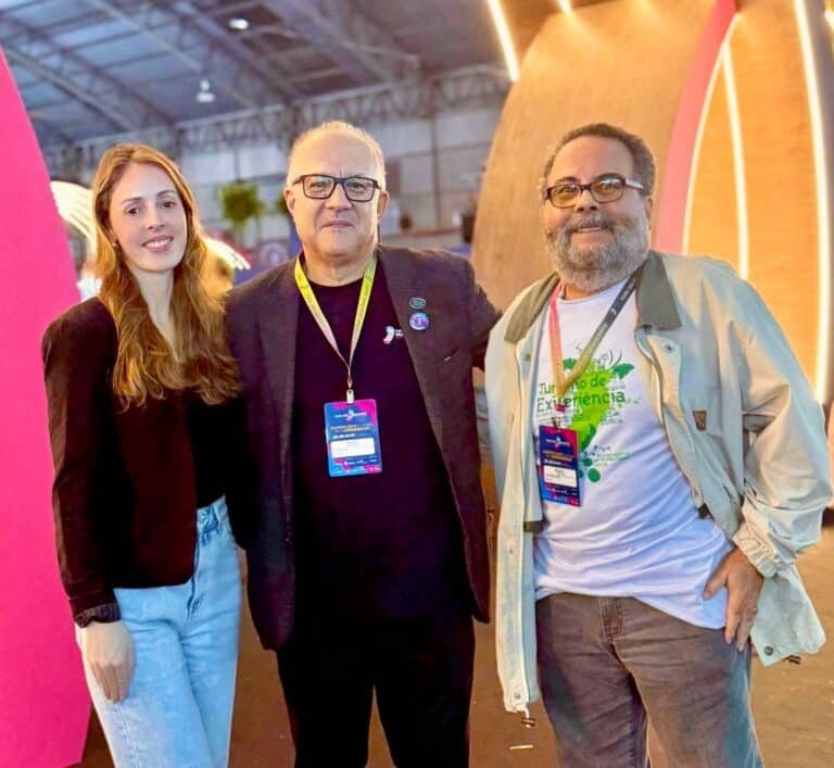 A designer Jéssica Geordani, o presidente do Convention Bureau, Paulo Renato, e o produtor cultural Manoel Goes no estande da Região Metropolitana do ES.