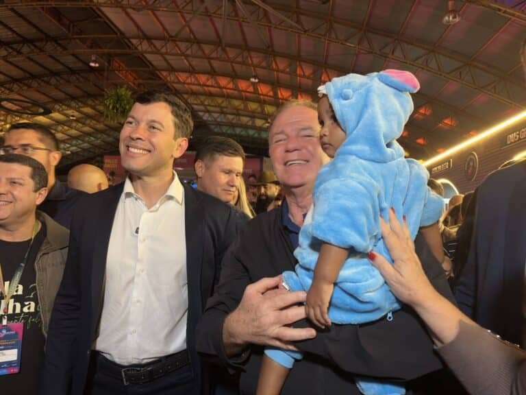 Arnaldinho Borgo , prefeito de Vila Velha ao lado do governador do Estado,  Renato Casagrande, durante visita á Feira dos Municípios 2025.