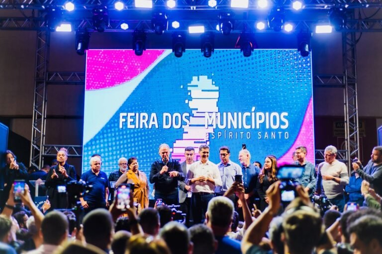 O governador Renato Casagrande discursa na abertura da Feira dos Municípios 2025, acompanhado pelo vice-governador Ricardo Ferraço.