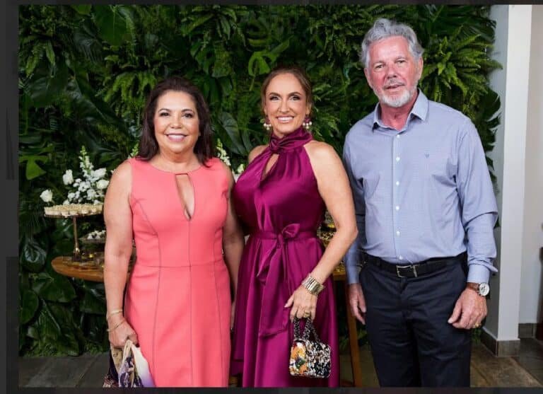 Monica e Edson Meneghel com a aniversariante.
