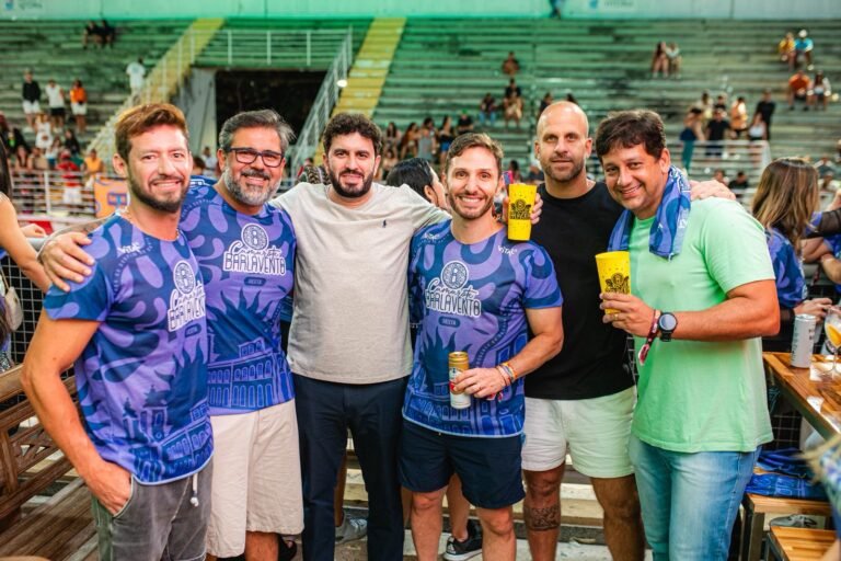 João Resegue ladeado dos amigos