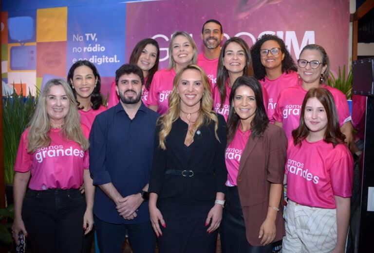 João Resegue, Cris Smorini, Giselle Alves e parte da equipe de Marketing e comercial do Grupo SIM .